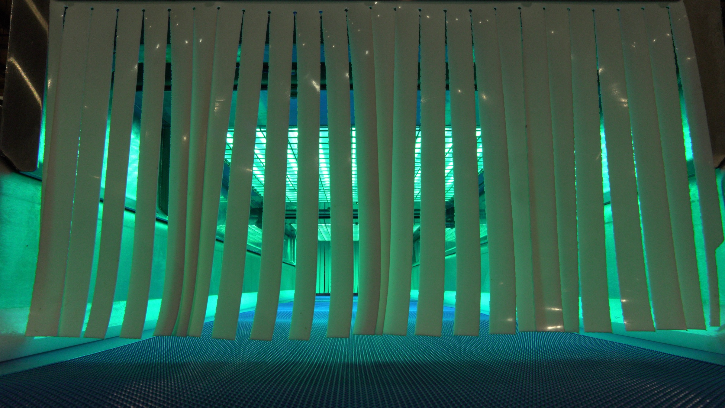 UV cleaning chamber with green light